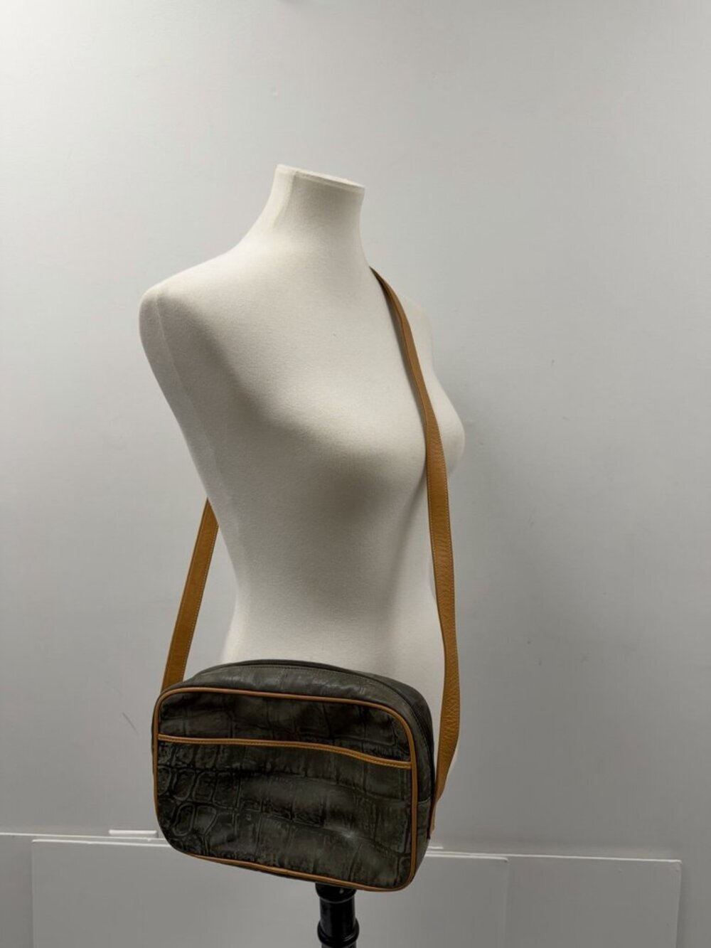 Creazioni Italian-Made Fine Leather Camera Leather-Lined Crossbody Bag